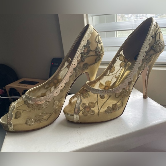 B2 Gold Embroidered Heels - Picture 4 of 8
